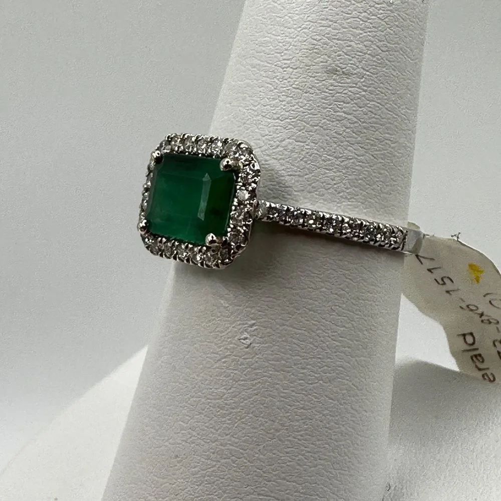 NWT 1.21ct emerald with‎ halo of diamonds all set in 14k white gold!